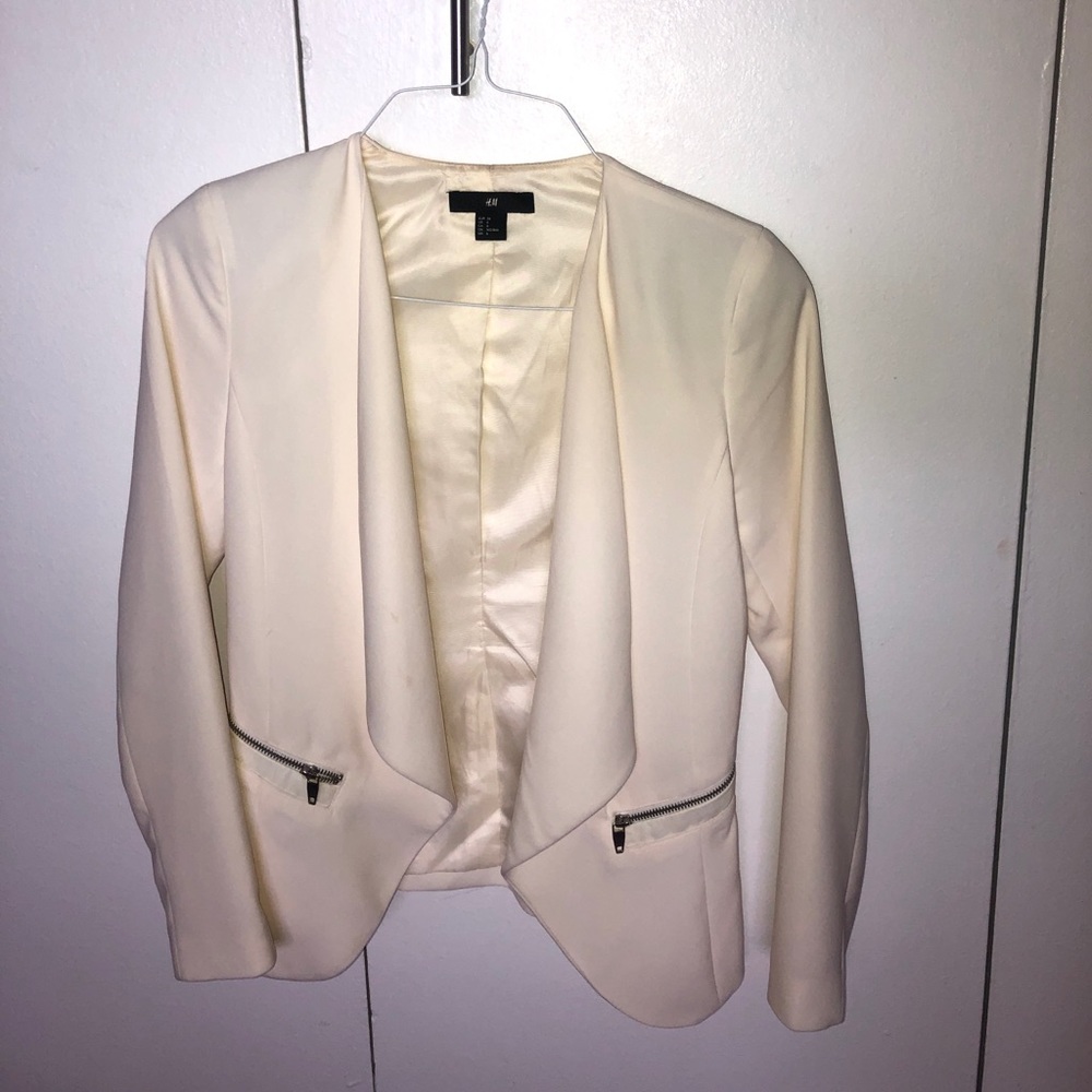Modern white buttonless blazer from H&M